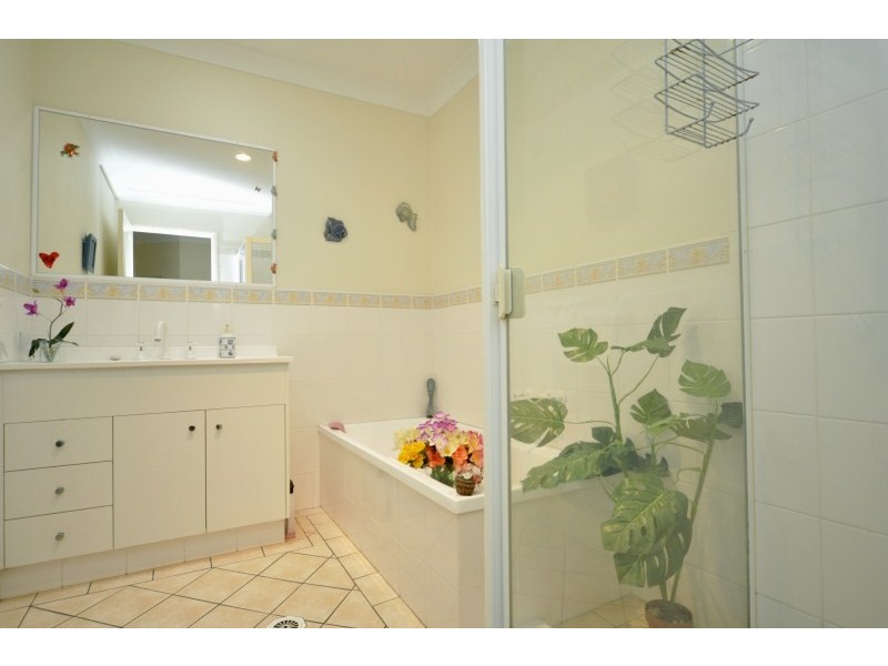 2/6 Usher Avenue, Labrador QLD 4215