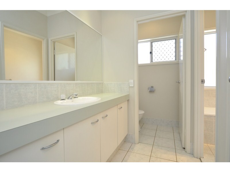15 Desert Falls Crescent, Parkwood QLD 4214