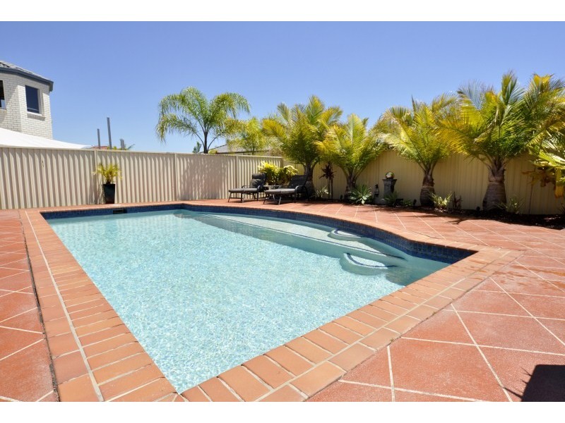 102 Crestwood Drive, Molendinar QLD 4214