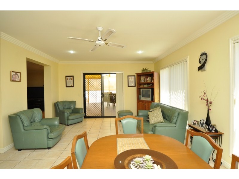 102 Crestwood Drive, Molendinar QLD 4214