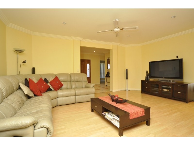 102 Crestwood Drive, Molendinar QLD 4214