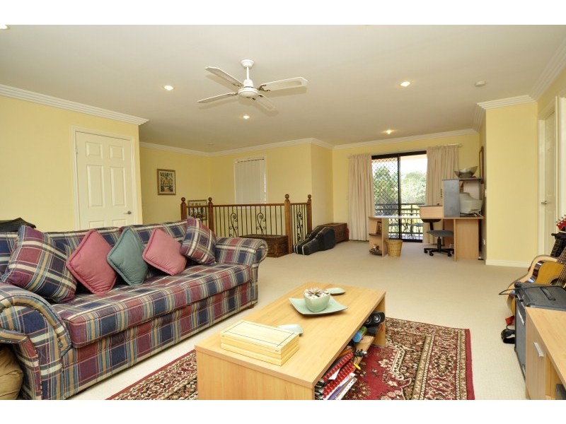 102 Crestwood Drive, Molendinar QLD 4214