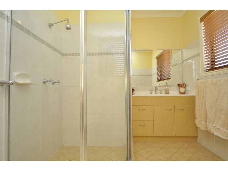 102 Crestwood Drive, Molendinar QLD 4214