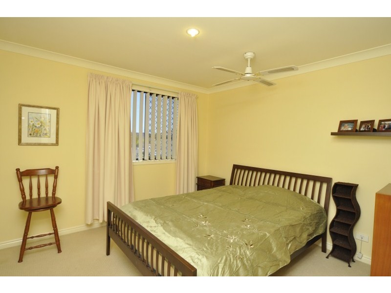 102 Crestwood Drive, Molendinar QLD 4214