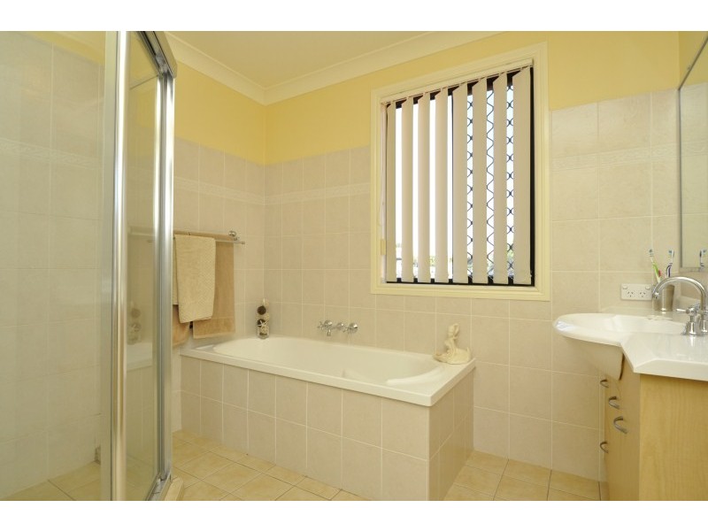 102 Crestwood Drive, Molendinar QLD 4214