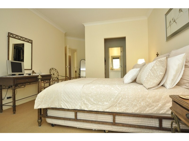 1 Desert Falls Crescent, Parkwood QLD 4214