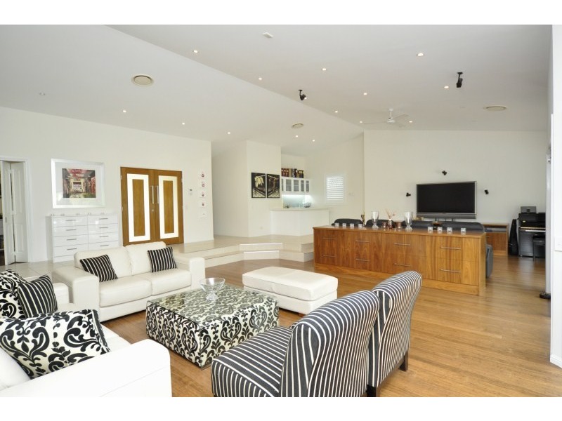 72 Arnold Palmer Drive, Parkwood QLD 4214