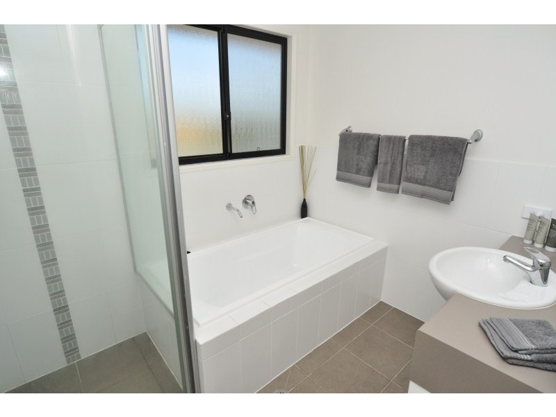 68 Golden Bear Drive, Arundel QLD 4214