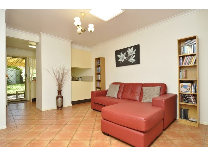 2/5 Jupiter Close, Labrador QLD 4215