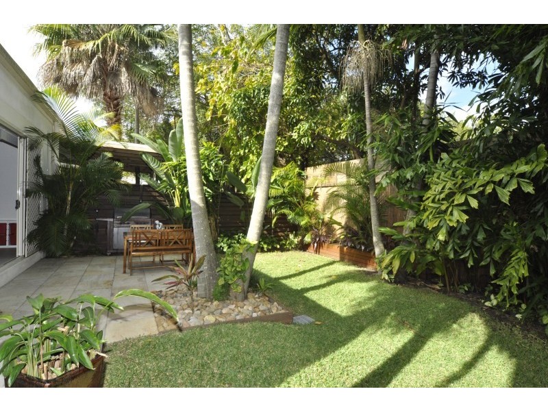2/104 Eugaree Street, Southport QLD 4215