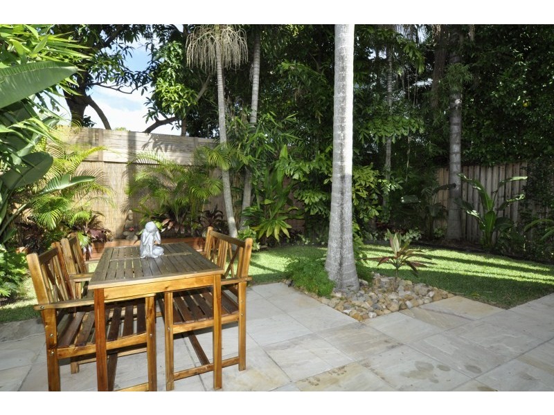 2/104 Eugaree Street, Southport QLD 4215