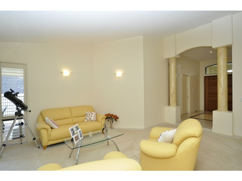 10 Torquay Place, Arundel QLD 4214