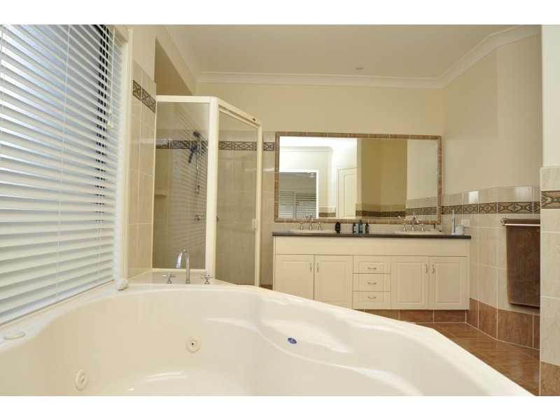 10 Torquay Place, Arundel QLD 4214