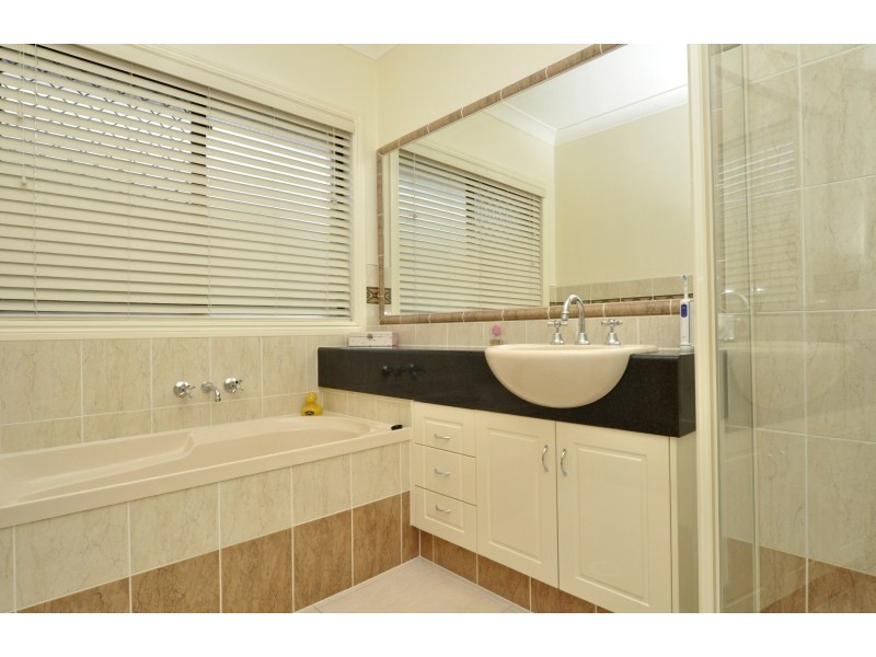 10 Torquay Place, Arundel QLD 4214