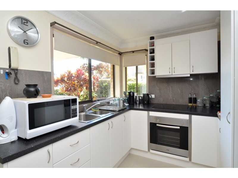 1/4 Broad Street, Labrador QLD 4215