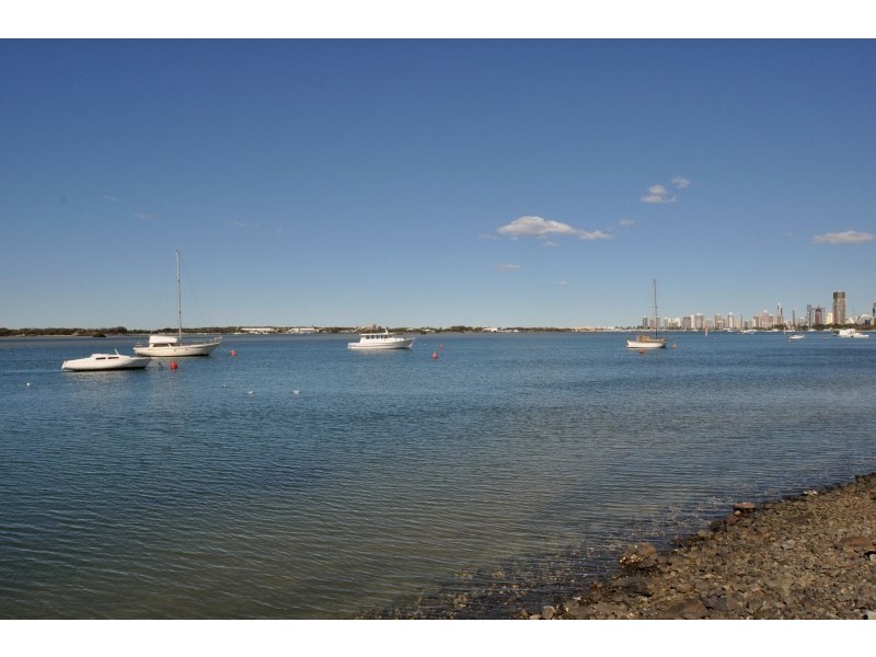 1/4 Broad Street, Labrador QLD 4215