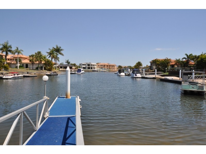 18/76 Bayview Street, Runaway Bay QLD 4216