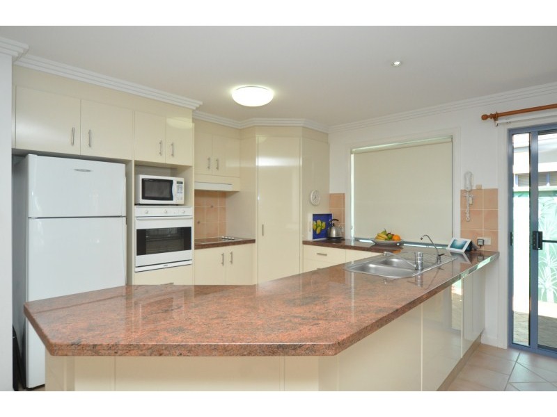 18/76 Bayview Street, Runaway Bay QLD 4216