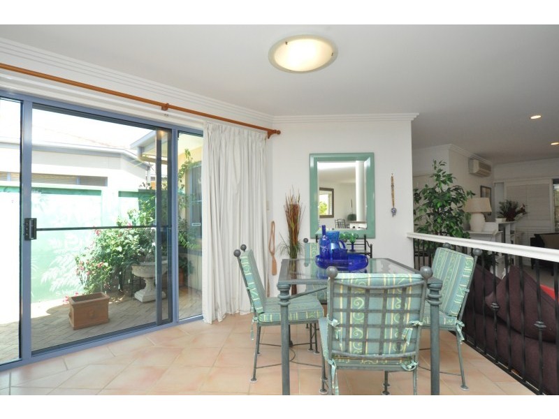 18/76 Bayview Street, Runaway Bay QLD 4216