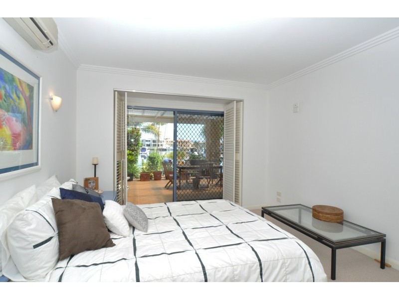 18/76 Bayview Street, Runaway Bay QLD 4216