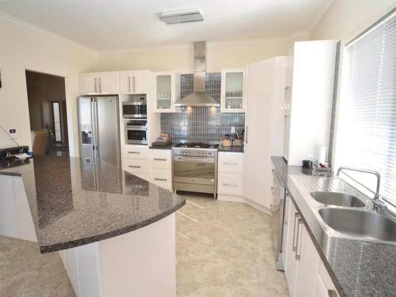 32 Doeblien Drive, South Stradbroke QLD 4216