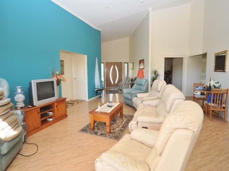 32 Doeblien Drive, South Stradbroke QLD 4216
