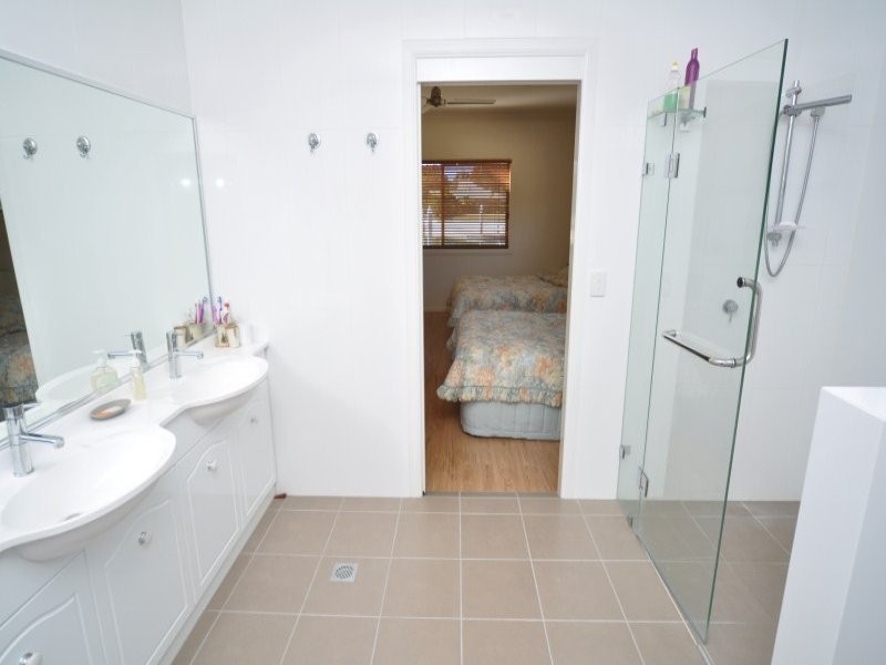 32 Doeblien Drive, South Stradbroke QLD 4216