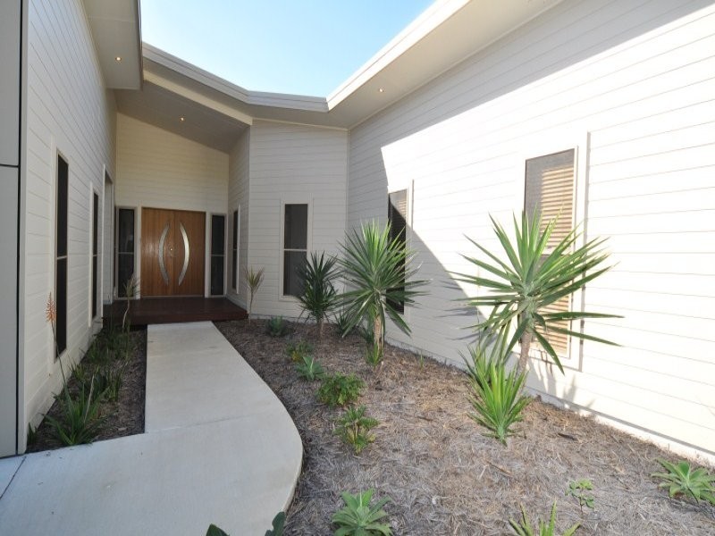 32 Doeblien Drive, South Stradbroke QLD 4216