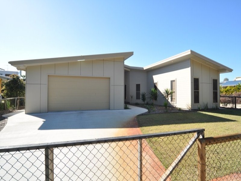 32 Doeblien Drive, South Stradbroke QLD 4216