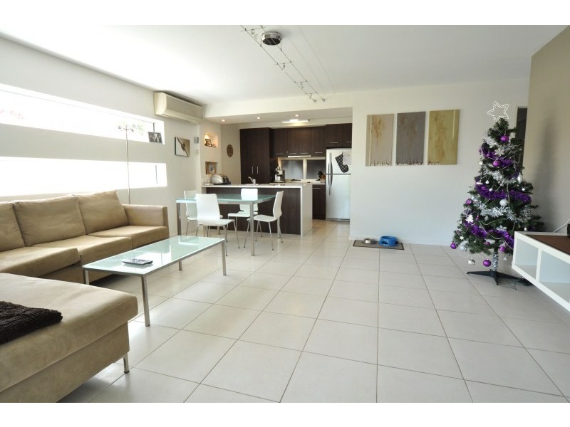 1/8 Samarai Avenue, Runaway Bay QLD 4216