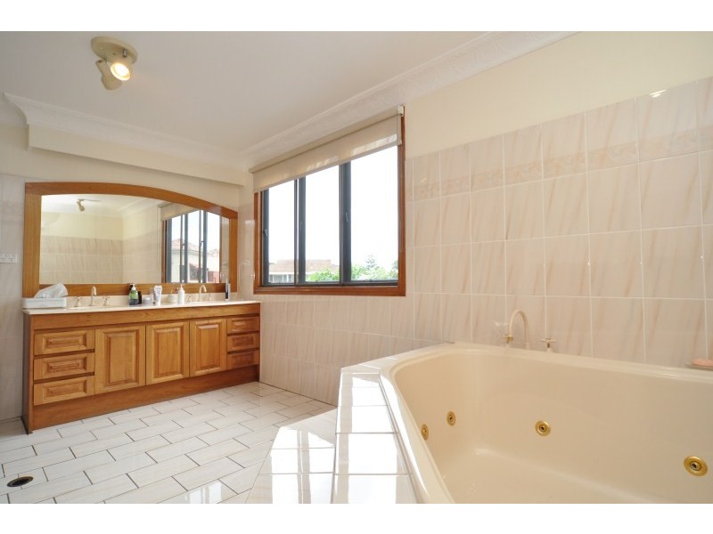 15 Huon Crescent, Runaway Bay QLD 4216