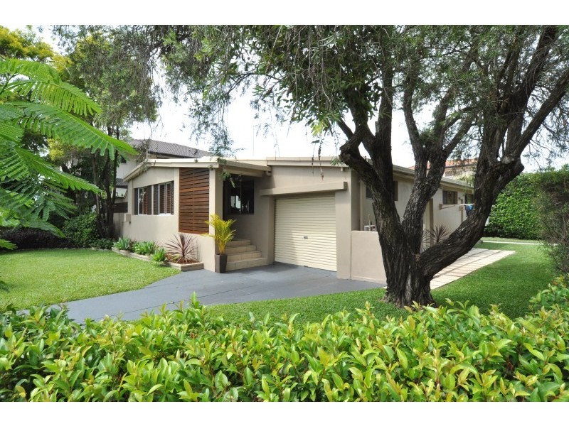 3 Thelma Avenue, Biggera Waters QLD 4216