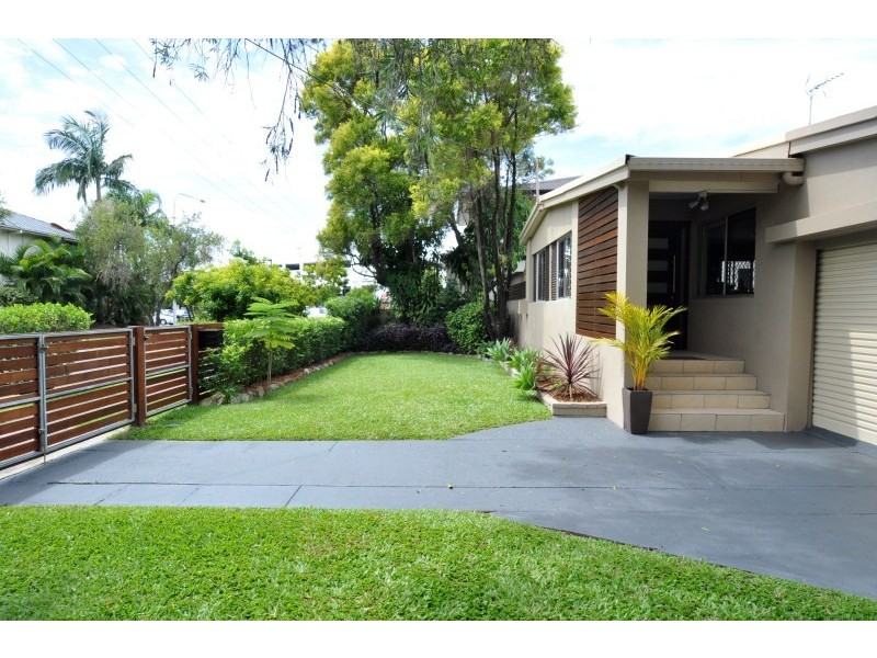 3 Thelma Avenue, Biggera Waters QLD 4216