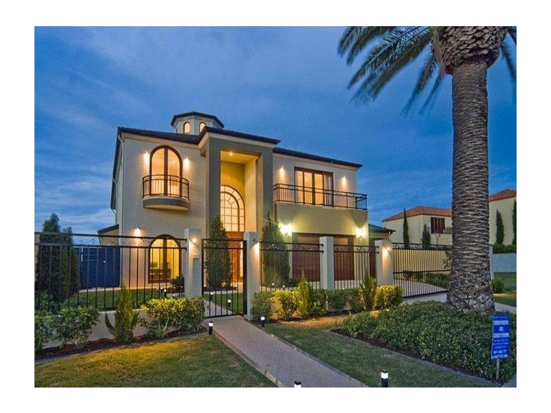 8 Knightsbridge Parade East, Paradise Point QLD 4216