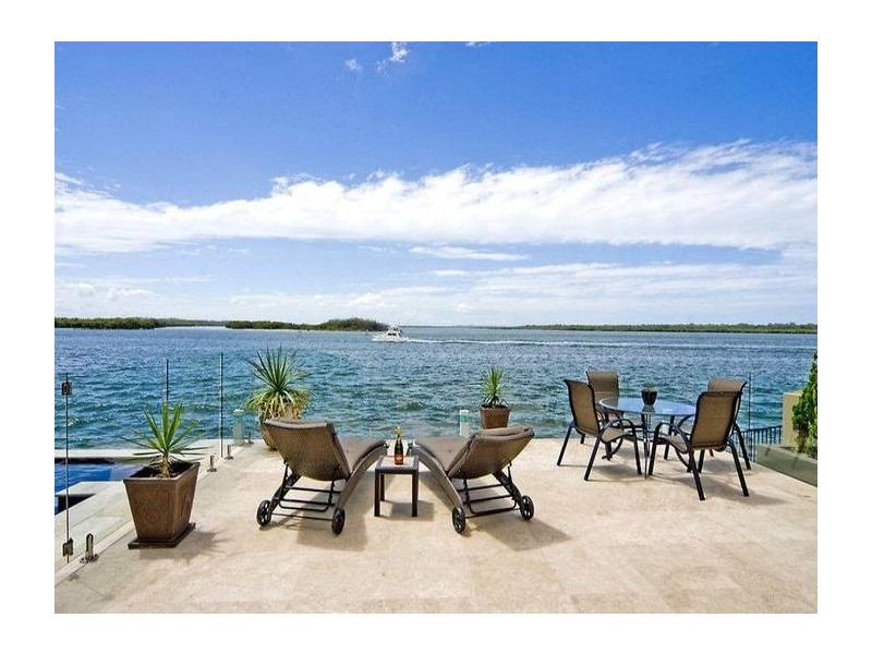 8 Knightsbridge Parade East, Paradise Point QLD 4216
