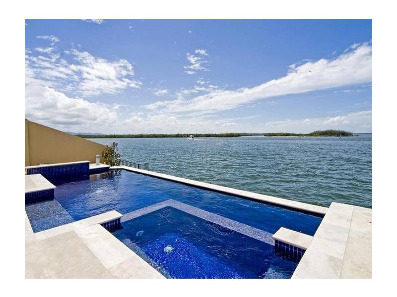 8 Knightsbridge Parade East, Paradise Point QLD 4216
