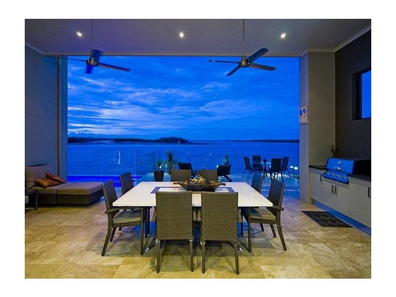 8 Knightsbridge Parade East, Paradise Point QLD 4216