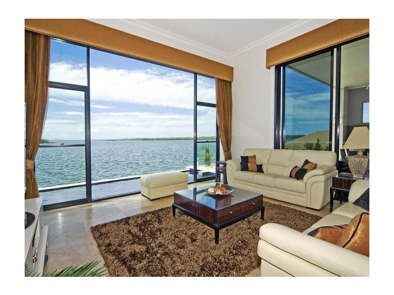 8 Knightsbridge Parade East, Paradise Point QLD 4216