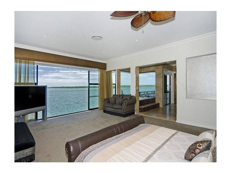 8 Knightsbridge Parade East, Paradise Point QLD 4216