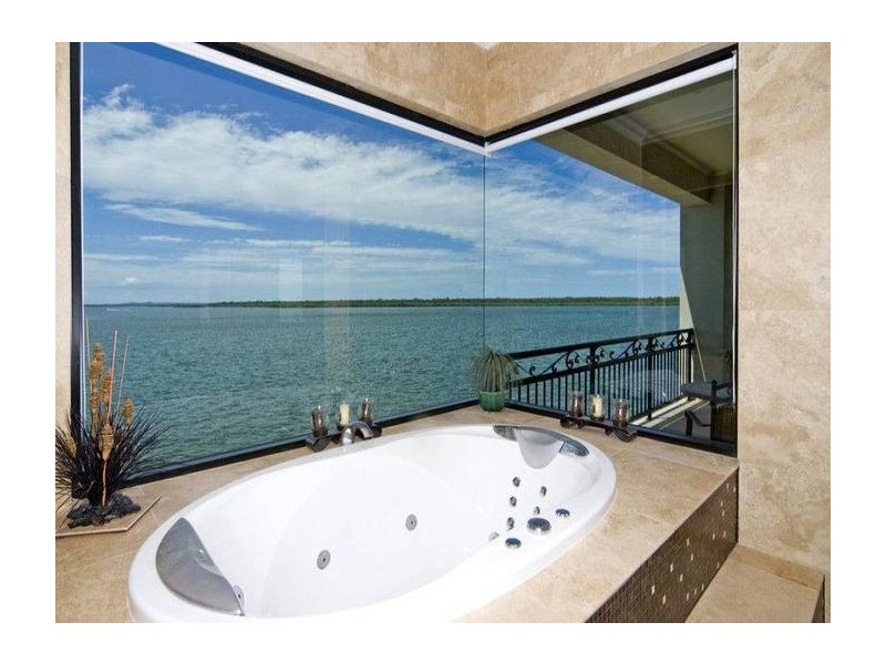 8 Knightsbridge Parade East, Paradise Point QLD 4216