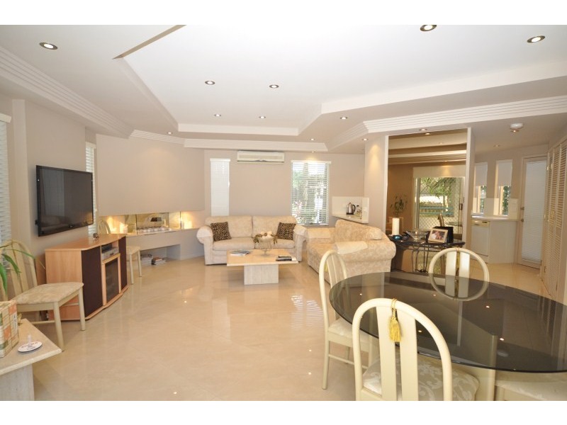 2/19 Thelma Avenue, Biggera Waters QLD 4216