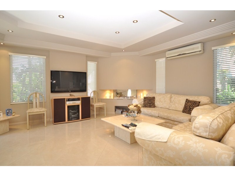 2/19 Thelma Avenue, Biggera Waters QLD 4216