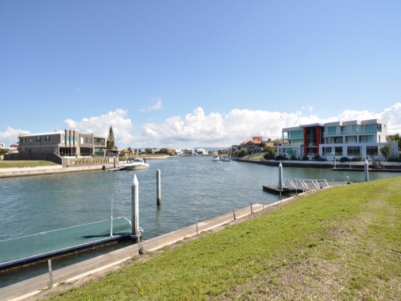 61 Knightsbridge Parade East, Paradise Point QLD 4216
