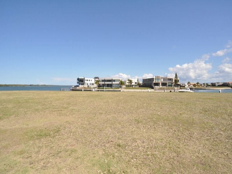 61 Knightsbridge Parade East, Paradise Point QLD 4216