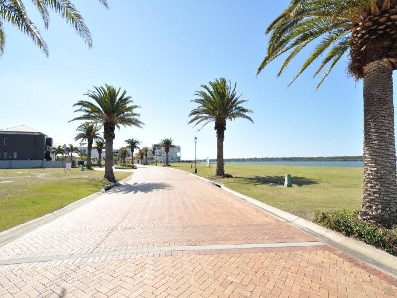 61 Knightsbridge Parade East, Paradise Point QLD 4216