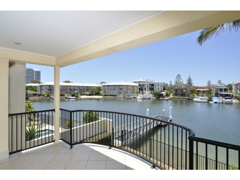 2/48 Vaggelas Crescent, Biggera Waters QLD 4216