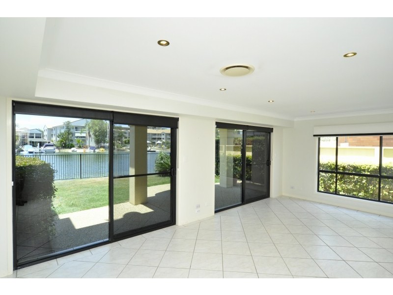 2/48 Vaggelas Crescent, Biggera Waters QLD 4216