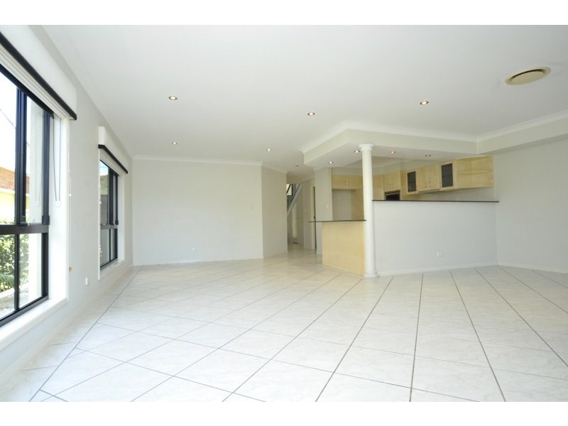 2/48 Vaggelas Crescent, Biggera Waters QLD 4216