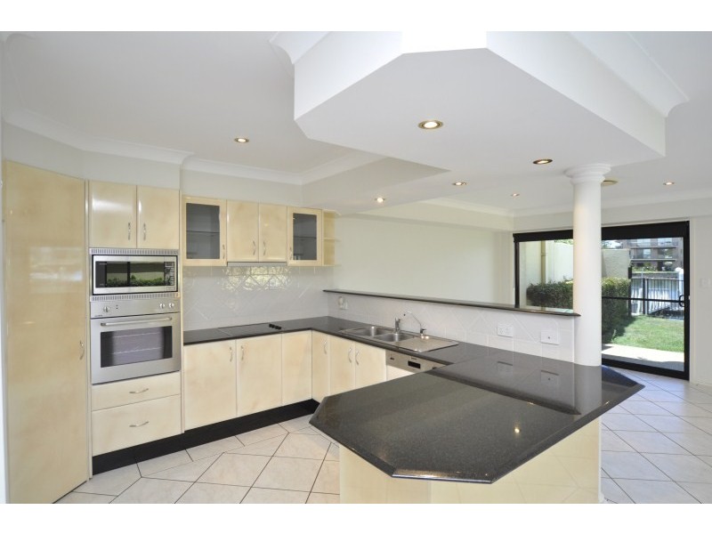 2/48 Vaggelas Crescent, Biggera Waters QLD 4216