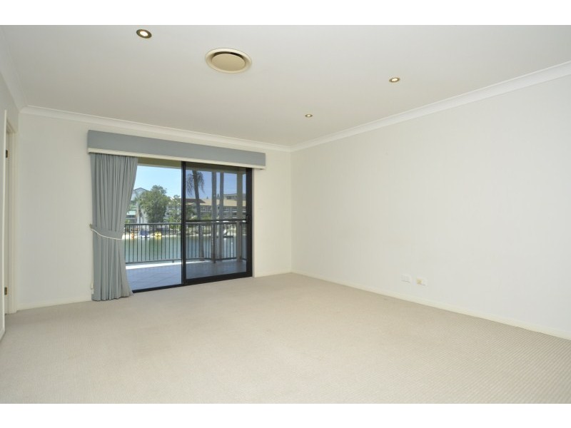 2/48 Vaggelas Crescent, Biggera Waters QLD 4216